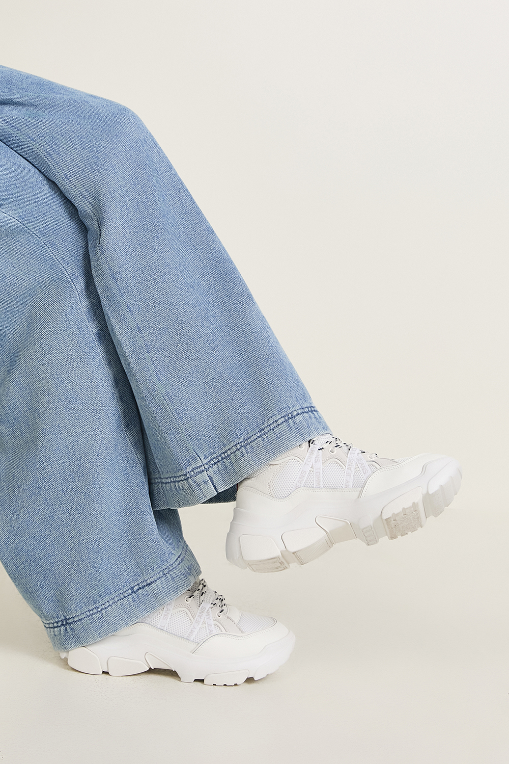 תמונת כל הלוק של נעלי סניקרס